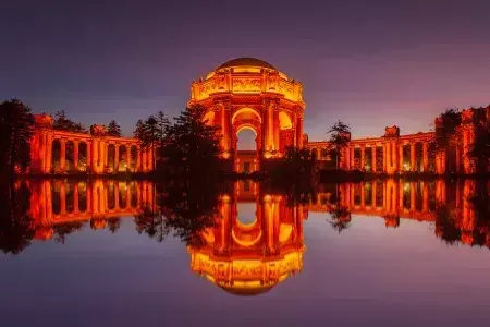 Palace of Fine 艺术 at night.