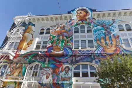 贝博体彩app教会区（Mission District of San Francisco）妇女大厦（Women's Building）的一侧有一幅大型彩色壁画。.